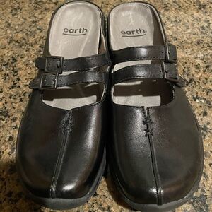 Earth Black Leather Earth Kahrma Double-Strap Slip-Ons, size 7